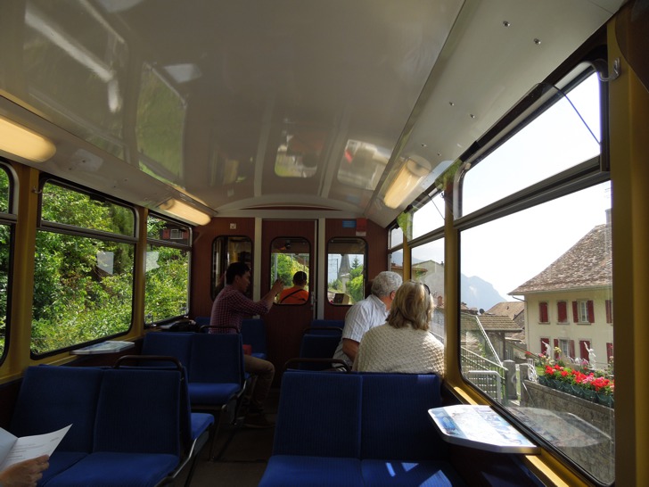 Zahnradbahn führt oberhalb der Altstadt von Montreux vorbei