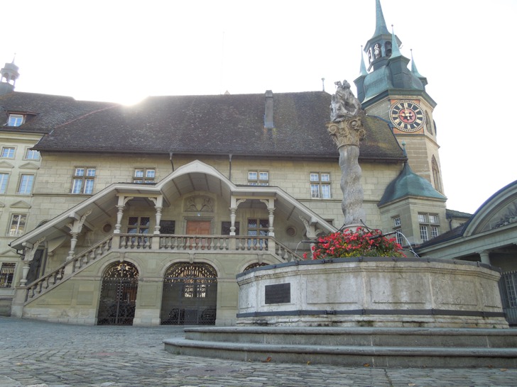 Rathaus mit Georgsbrunnen in Fribourg