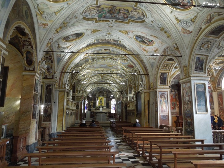 Innenraum der Wallfahrtskirche Locarno